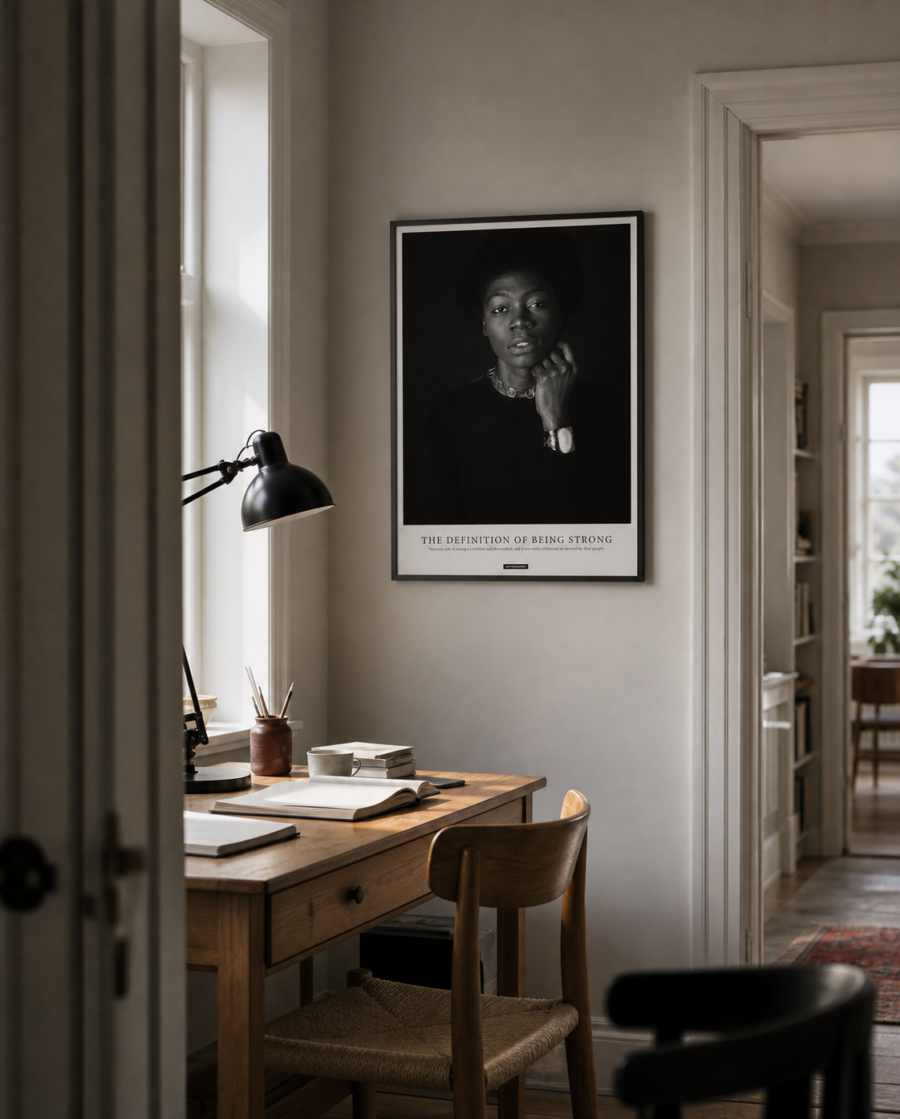 STRONG plakat i et lyst dansk hjemmekontor med naturligt dagslys