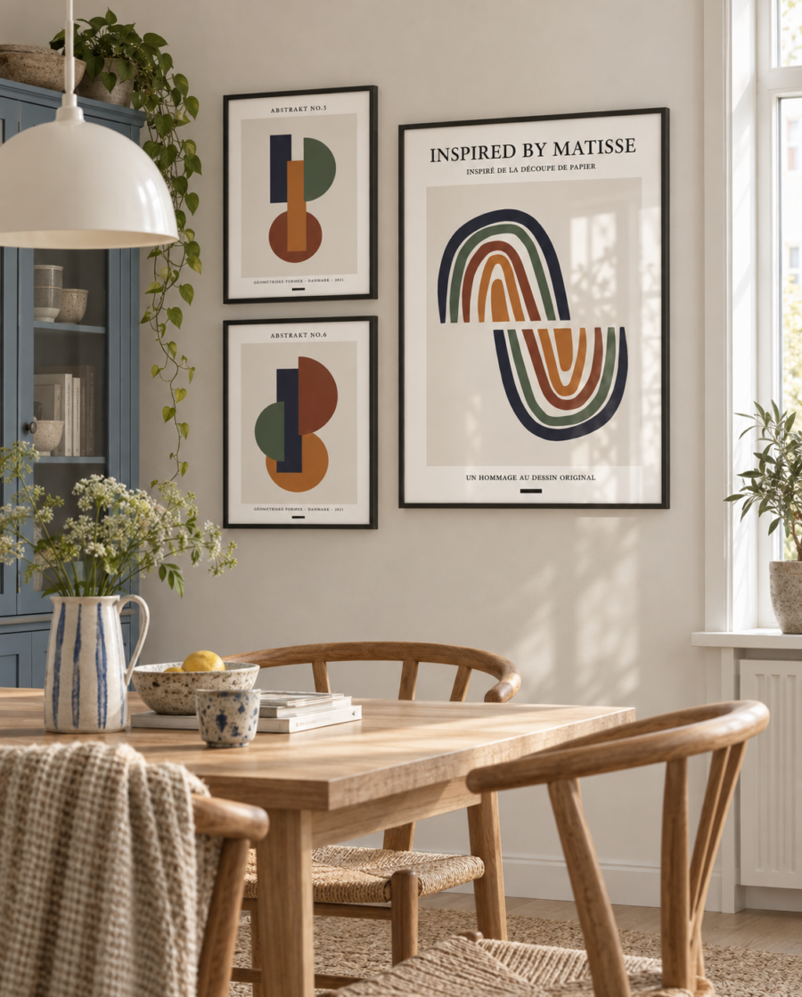 Structure billedvæg med en stor Matisse-inspireret plakat til højre og to mindre geometriske plakater til venstre i sorte aluminiumsrammer.