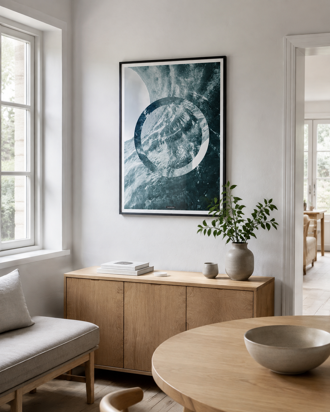 THE OCEAN plakat i et lyst nordisk spisemiljø med blågrå væg og naturligt dagslys