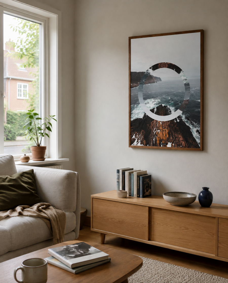 THE SEA II plakat i egetræsramme i en almindelig dansk stue med sofa, skænk og naturligt dagslys.