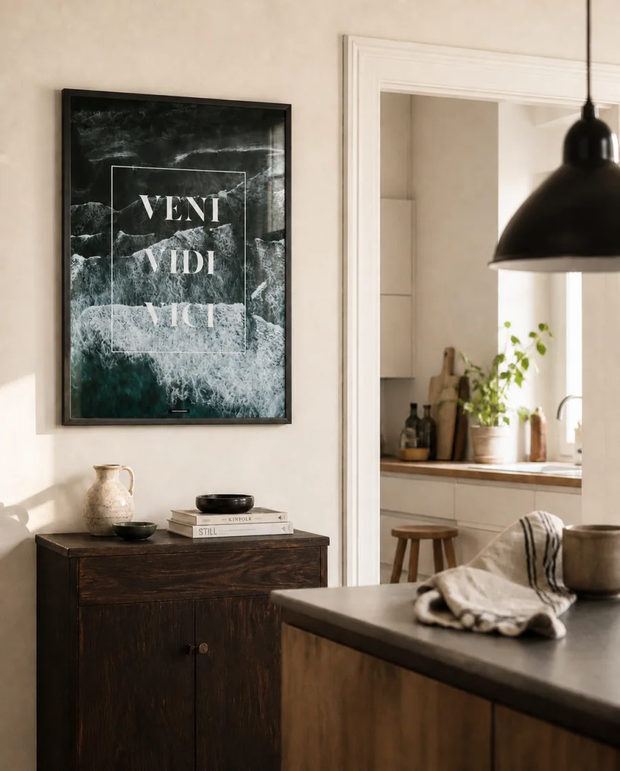 VENI VIDI VICI plakat i et lyst dansk køkken med naturligt dagslys