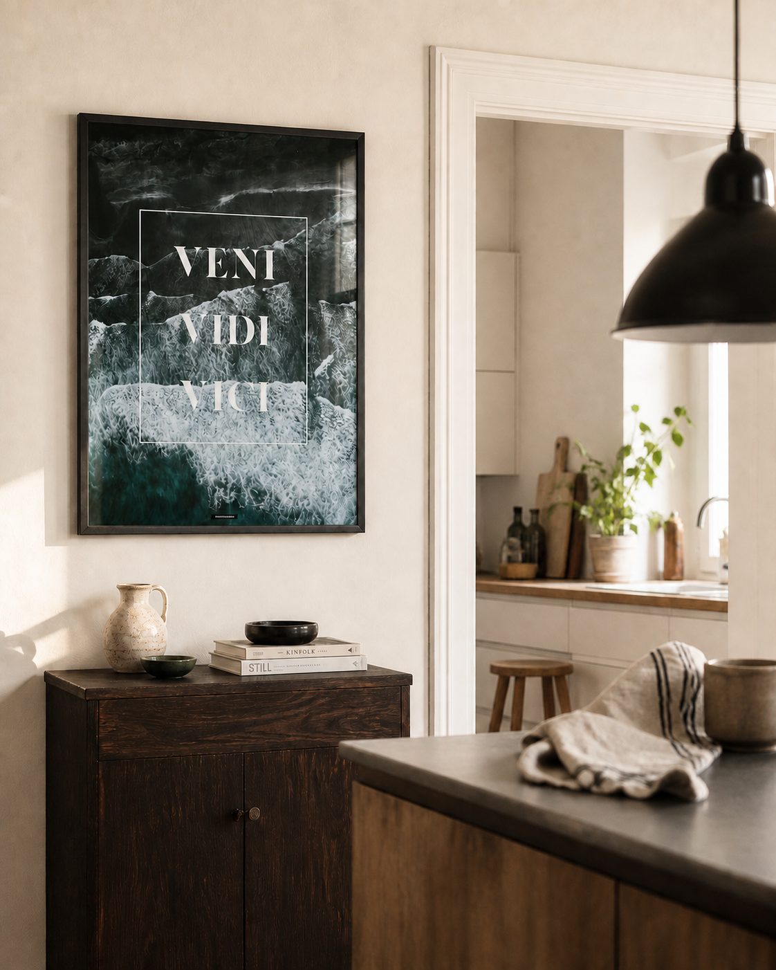 VENI VIDI VICI hero miljøbillede KASPERBENJAMIN VENI VIDI VICI plakat i et lyst dansk køkken med naturligt dagslys