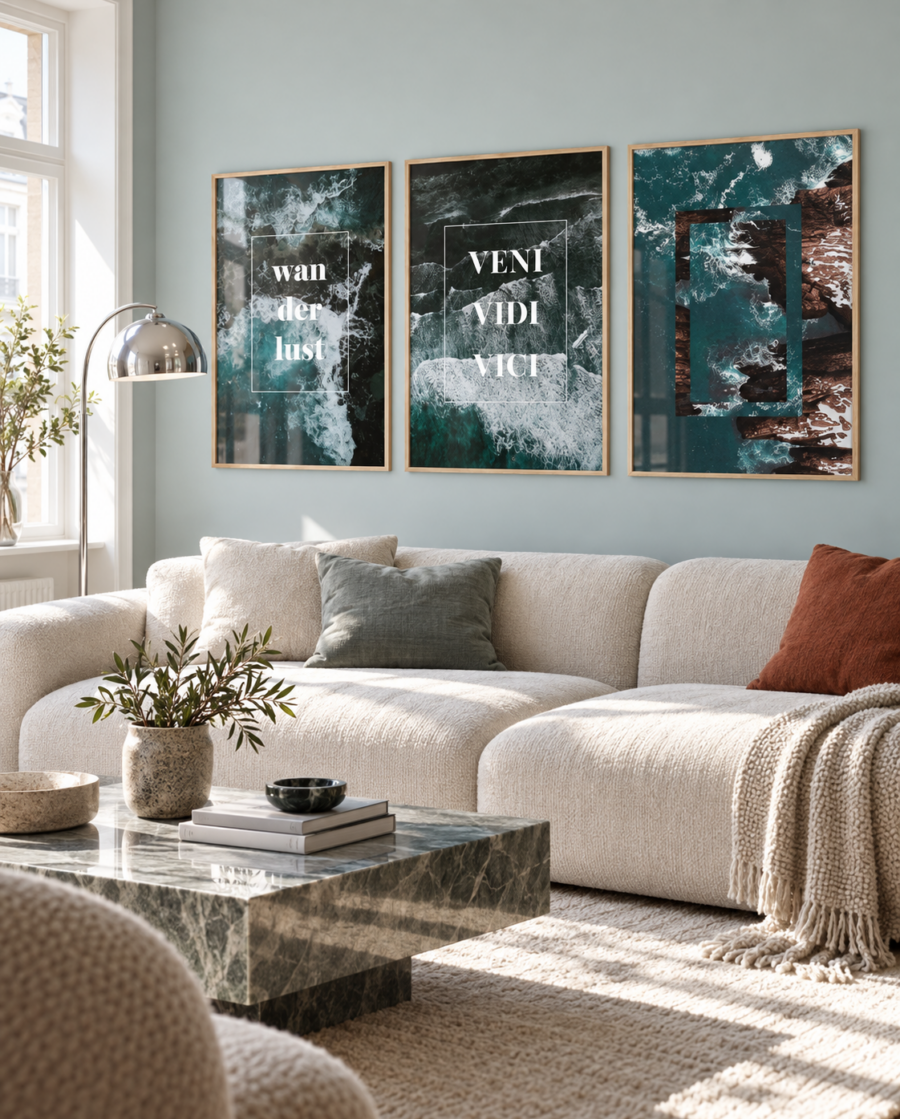 Ocean Wave plakatsæt med tre mørke havplakater i egetræsrammer over en moderne sofa i en lys dansk stue.