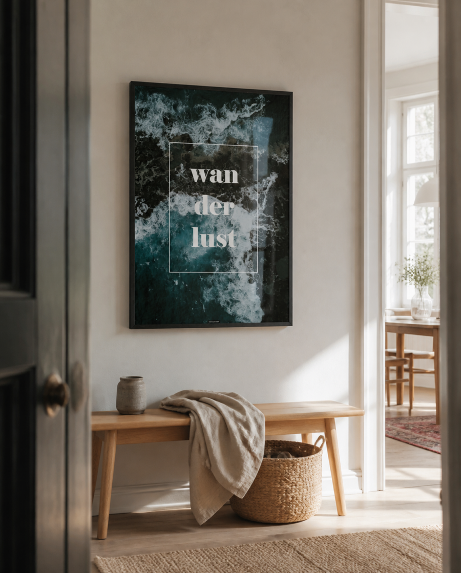 Wanderlust plakat i en lys dansk stue med naturligt dagslys