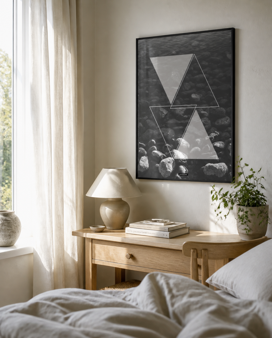 WATER TRIANGLE plakat i en lys dansk stue med naturligt dagslys