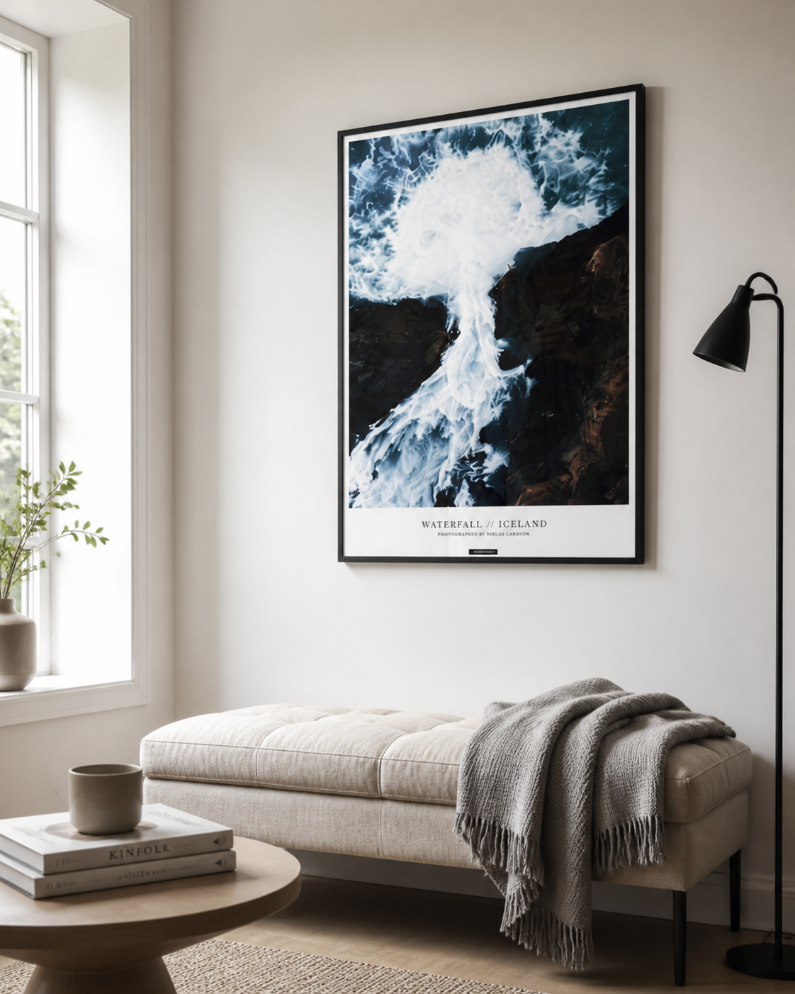 WATERFALL plakat i sort ramme over en lys bænk i en nordisk læsekrog med dagslys.