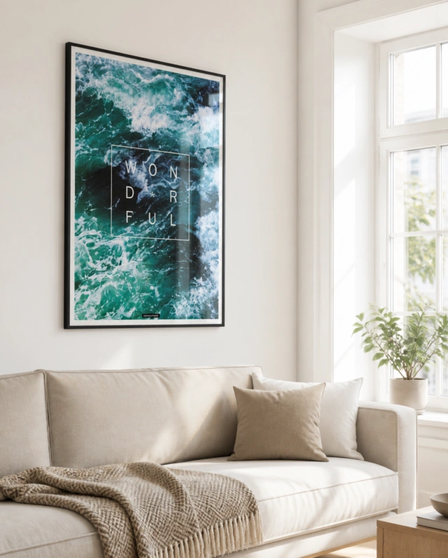 WONDERFUL plakat i sort ramme over en lys sofa i en nordisk stue med dagslys.