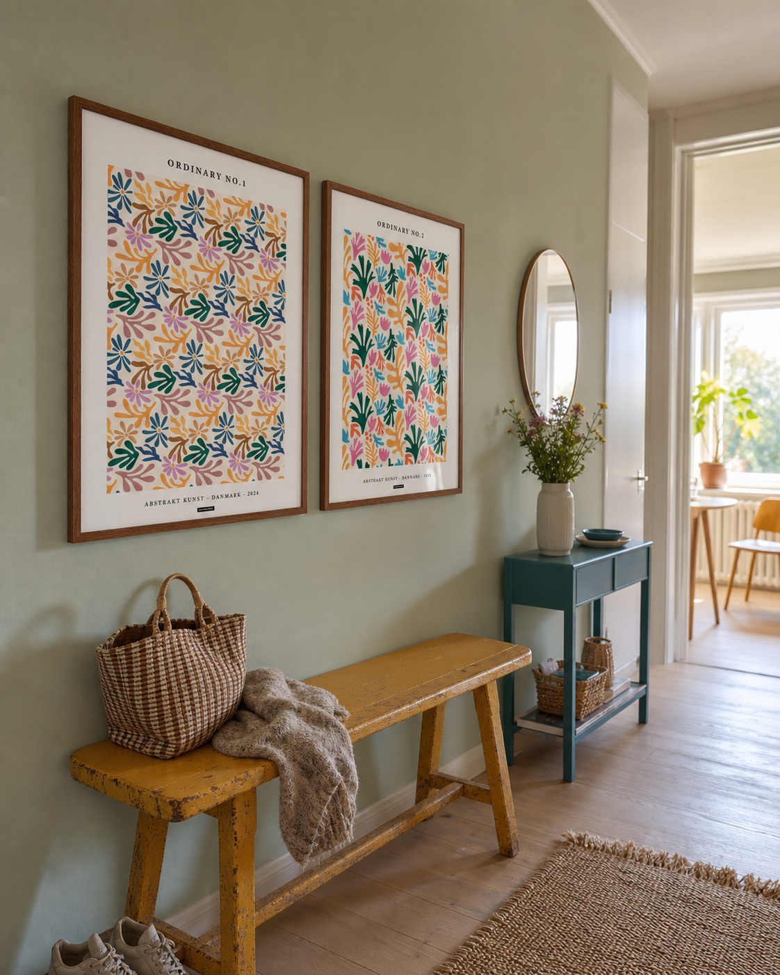Miljøbillede med grafiske plakater i entréen