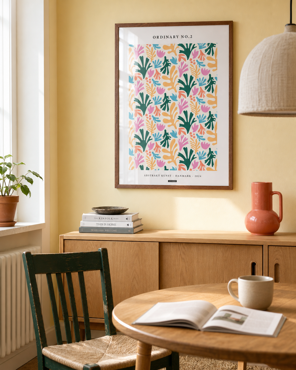 Miljøbillede med grafiske plakater i spisestuen